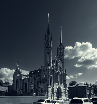 Церковь Пресвятого Сердца Иисуса / Храм является неоготической псевдобазиликой. Храм имеет форму креста, с поперечным трансептом, в три нефа. Фасад украшен пинаклями. Высота башен — 47 метров.
Ул. Фрунзе, 157, Самара.