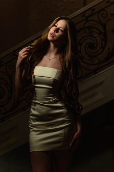 Юлиана в светлом платье / модель Юлиана Смирнова