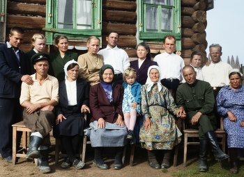 Люди. / Снимок из семейного альбома, восстановлен с помощью ИИ. Кто эти люди и по какому поводу собрались? Мне не известно,хотя возможно одного человека знаю. Какие годы 30е,40е,50е? Снимок изначально небольшой,но довольно качественный. Внимательно разглядывал с помощью оптики все лица, искажений нет,результатом доволен,можно распечатать и смело положить в альбом рядом с оригиналом.