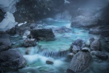 Водопад и ручей / Кипящий Водопад, свергаяся со скал,
Целебному ключу с надменностью сказал
(Который под горой едва лишь был приметен,
Но силой славился лечебною своей):
«Не странно ль это? Ты так мал, водой так беден,
А у тебя всегда премножество гостей?
Не мудрено, коль мне приходит кто дивиться;
К тебе зачем идут?» – «Лечиться»,
Смиренно прожурчал Ручей.

Ручей Кипящий у подножия вулкана Баранского. Итуруп. Курильские острова. Сахалинская область