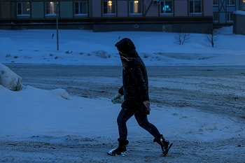 В "Пятерочку" / Девушка идет в магазин сквозь метель