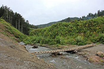 Скалы чёрной реки / Название «Сахалин» происходит от маньчжурского «Сахалян-Ула-Ангга-Хада» из маньчжурского названия реки Амур — «Сахалян-Улла», что в переводе означает «Скалы чёрной реки».
 Это название, напечатанное на карте, было ошибочно отнесено к Сахалину, и в дальнейших изданиях карт печаталось уже как название острова.
