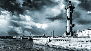 Санкт-Петербург. Ростральная колонна. / Ростральная колонна — часть архитектурного ансамбля Биржи на Васильевском острове в Санкт-Петербурге.