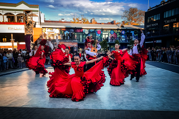 АРТ КВАДРАТ / Участник тематического конкурса 35AWARDS: Мобильное фото: Движение. По результатам основного голосования работа "Движение вверх" вошла в TOP 31% лучших фотографий конкурса.