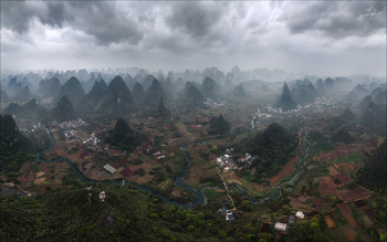 Долина гномов / Cuiping Hill (Wu Zhi Hill), Китай, март 2026г. Это одна из самых известных смотровых площадок в уезде Яншо, популярная среди фотографов благодаря панорамным видам на карстовый ландшафт. 
С вершины открывается вид на деревню Цуйпин, извилистую реку Тортойс (Tortoise River), рисовые поля и бесконечные карстовые пики.

Приглашаю в Китай ноябре-декабре 2026г. и марте-апреле 2027г.
(с) https://phototravel.pro/phototravel2026/