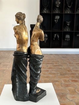 &nbsp; / Sculpture in the museum