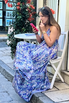 &nbsp; / Young lady in a cafe