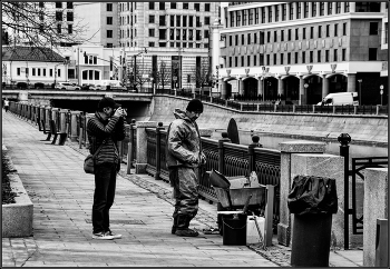 .... Ожидание портрета .... / уличный сюжет