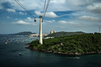 Канатная дорога на Фукуоке. / Соединяет 2 острова, длина 8 км.