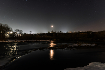 лунная дорожка блистает серебром / на течении