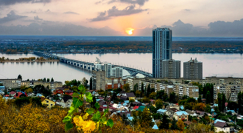 Саратовский мост и (Небоскрёб"Елена"). / Вид на Волгу и автомобильный саратовский мост , соединяющий г. Саратов и г. Энгельс,а также на самое высокое здание Поволжья
(Небоскрёб «Елена» ) Высота здания 134м-38 этажей.