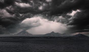 в открытом море сейчас шторм.. / Осенний рейд в Авачинской бухте. Камчатка.