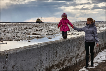 Ледоход. / Архангельск. Набережная Северной Двины в районе ж\д моста.