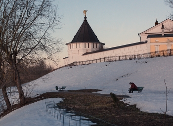 Оттепель в старом городе С / Вечерний сюжет из Серпухова. Высоцкий монастырь, март 2026 год.