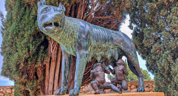 &nbsp; / Tarragona - Lloba Capitolina amb Ròmul i Rem al Passeig Arqueològic - Tarragonès