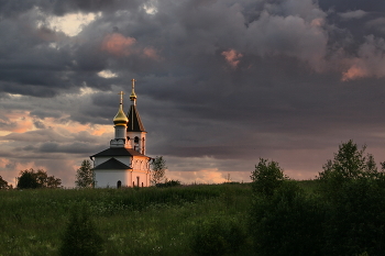 В деревне на рассвете / Церковь Алексия Зосимовского, д. Конюхово