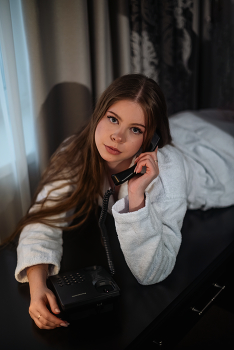 Юлиана за телефоном / модель Юлиана Смирнова