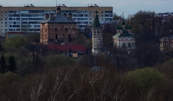 Весенний вечер в старом городе С / Вечерний сюжет из Подмосковья. Серпухов, апрель 2026.