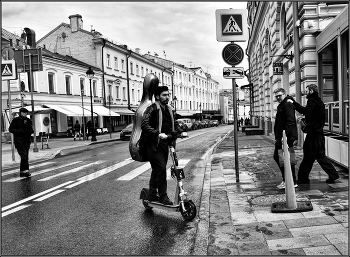 ...Концерт для виолончели с самокатом..... / уличный сюжет