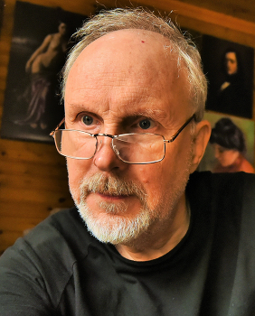 "Вижу я морщины, седину - и другие стали замечать ..." / "И вот портрет! И схоже и несхоже.
 В чем сходство тут, несходство в чем найти?
 Не мне решать ..."
 А.Фет