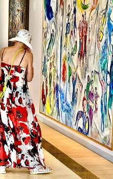 &nbsp; / Lady in a museum in summer
