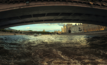 По Москве-реке. / Прогулка на катере по Москве-реке.