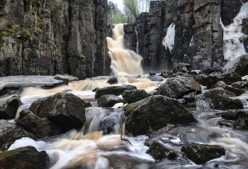 Уковский водопад / Место очень красивое, жаль все камни исписаны надписями