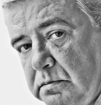 Мужчина с сединою на висках ... / "Седина ложиться на виски,
 оставляя мудрые следы.
 Это знак не грусти и тоски,
 А прозрачной, чистой красоты.
 Каждый волос - памятный урок,
 Пройденный, когда-то сложный путь.
 Время ускоряет свой поток
 И былых ошибок не вернуть ..."