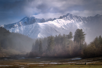 Forest And Mountains / Солнце прорывается сквозь низкие облака, в тумане создавая сказочные виды лесов и гор Сванетии