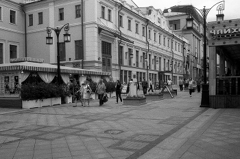 Камергерский переулок / Камергерский переулок в Москве. Июнь 2013. MINOLTA Dynax 5; MINOLTA AF ZOOM 28-80mm 1:3.5(22)-5.6; LUCKY NEW SHD 100; FOTOпроект.