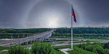 Гагаринский мост. / Калуга. Гагаринский мост — крупное сооружение через реку Оку, построенное в 1965 году. Мост называют Гагаринским, поскольку за ним начинается улица Гагарина.