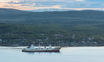 майский вечер / Рефрижератор "Saronic Breeze" на рейде в Мурманске. В ноябре 2016 г. побывал в плену у нигерийских пиратов.
