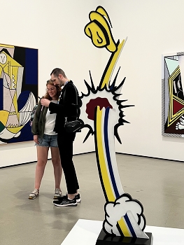 &nbsp; / A couple visiting the exhibits of Roy Lichtenstein’s works