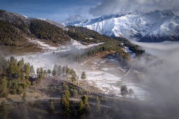 Morning In The Svan Mountains / Солнце уже взошло, но еще не рассеяло утренний туман в сванских горах