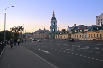 По Яузской улице / Москва