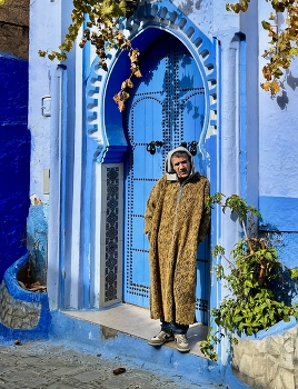 &nbsp; / At the entrance door in Morocco
