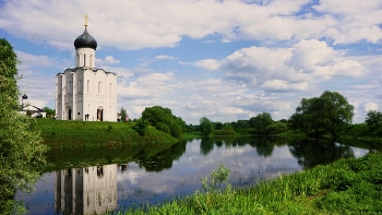 Храм Покрова на Нерли / Церковь Покрова на Нерли XII в. — один из самых поэтичных и совершенных храмов Древней Руси. Построенный князем Андреем Боголюбским, он заслуженно считается шедевром белокаменного зодчества