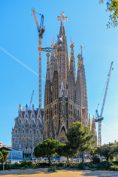 Sagrada Familia почти достроен... / Испания. Барселона.
Искупительный храм Святого Семейства. 
Снимок сделан две недели назад - 21.05.2026г.