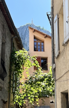 &nbsp; / The building was built the the roof slots echoing the mountain behind it