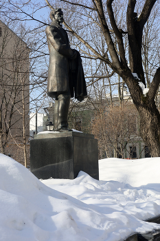 А.И. Бунин / Поварская улица в Москве. Сквер Бунина. Памятник А.И. Бунину. Февраль 2024.