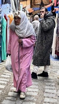 &nbsp; / A lady in the market in Morocco