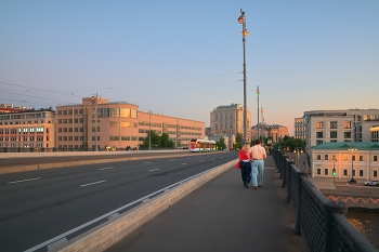 По мосту на закате / Москва, Большой Устимский мост
