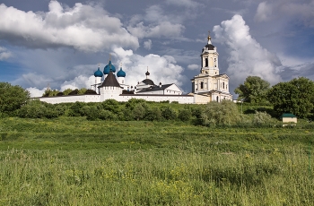 Июньский сюжет из старого города С / Подмосковье, Серпухов, Высоцкий монастырь, июнь 2026.
