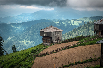 Georgian Summer Hut In Mountains / Грузинские летние дома в районе перевала Годерзи впечатляют своим неряшливым и, одновременно брутальным обликом. Зимой здесь снега по крышу.