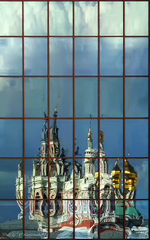Действительность в отражении. / Россия , Москва, пл.Революции 
Спасский и Заиконоспасский монастыри (отражение)