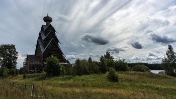 Тверские Кижи... / Ширков Погост. Деревянная церковь Рождества Иоанна Предтечи постройки 1694–1697 годов. Тверская область.
Более века храм находился в ненадлежащем состоянии и был закрыт для посещения. Вести о плачевном состоянии «Тверских Кижей» дошли и до региональной власти. По инициативе губернатора Игоря Рудени из бюджета были выделены средства на разработку проекта по восстановлению уникальной церкви, также ее включили в федеральную целевую программу «Культура России». Тогда же на куполе снова появился крест и возобновились богослужения.
Очарование – вот что испытываешь, находясь в Ширкове. Очарование тишиной, просторами и природой, историей этих мест и неповторимой, от лишних глаз скрытой, многоярусной деревянной церкви Рождества Иоанна Предтечи.