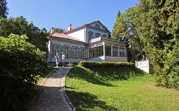 Кусок пустоши / Абрамцево — одна из знаменитых подмосковных усадеб, превращенная сегодня в музей-заповедник. Название этого дивного места происходит от древнерусского слова «обрамок», что означает «кусок пустоши, обрамленный лесом и рекой». 
Однако в XIX веке знаменитые владельцы превратили эту «пустошь» в центр русской культуры. Здесь часто бывали выдающиеся люди своего времени: Гоголь, Тургенев, Васнецов, Врубель, Шаляпин и многие другие.