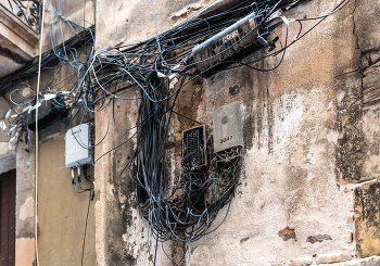 Оптоволокно Барселоны / FTTH — Fiber to the Home -- Glasfaser --- оптоволокно — это современная технология передачи данных с помощью света по стеклянным или пластиковым волокнам. Она обеспечивает самую высокую, симметричную скорость интернета (до 1000 Мбит/с) и максимальную стабильность без потери сигнала на больших расстояниях