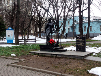 Офицерским жёнам / Памятник Офицерским жёнам в Екатерининском парке в Москве. Апрель 2025.
