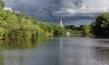 Будет дождь / Сюжет из городских пространств Серпухова. Высоцкий монастырь, река Нара .